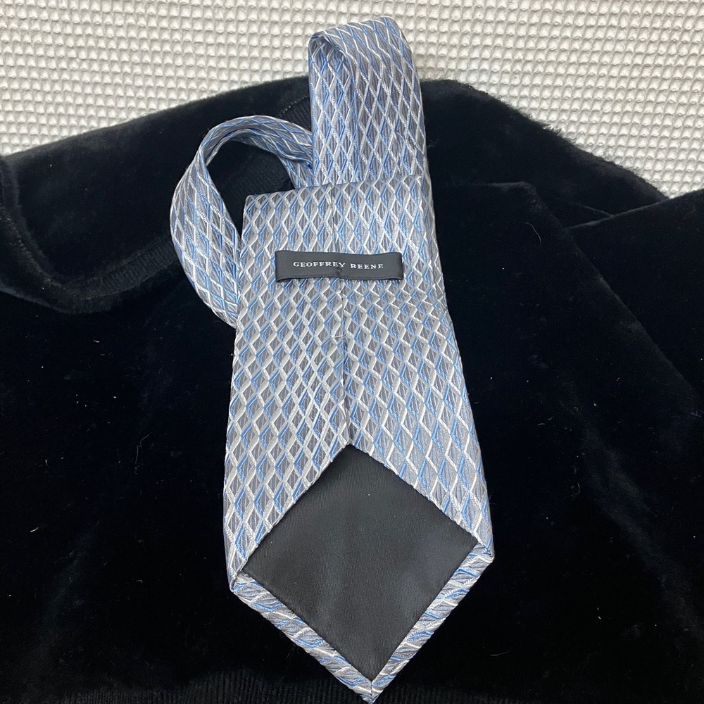 Geoffrey Beene silk men’s necktie